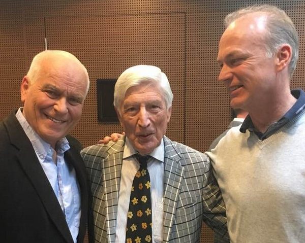 Ten Napel ontvangt prijs uit handen van Dries van Agt